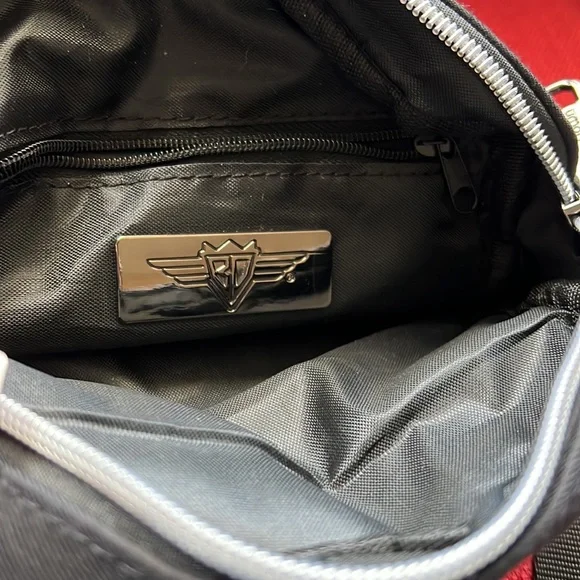 Buckle Down / The Mandalorian Bounty Hunter Crossbody Wallet / Blk/White NWOT - Picture 5 of 8